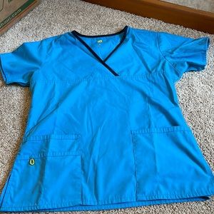 Multipocket scrubs top